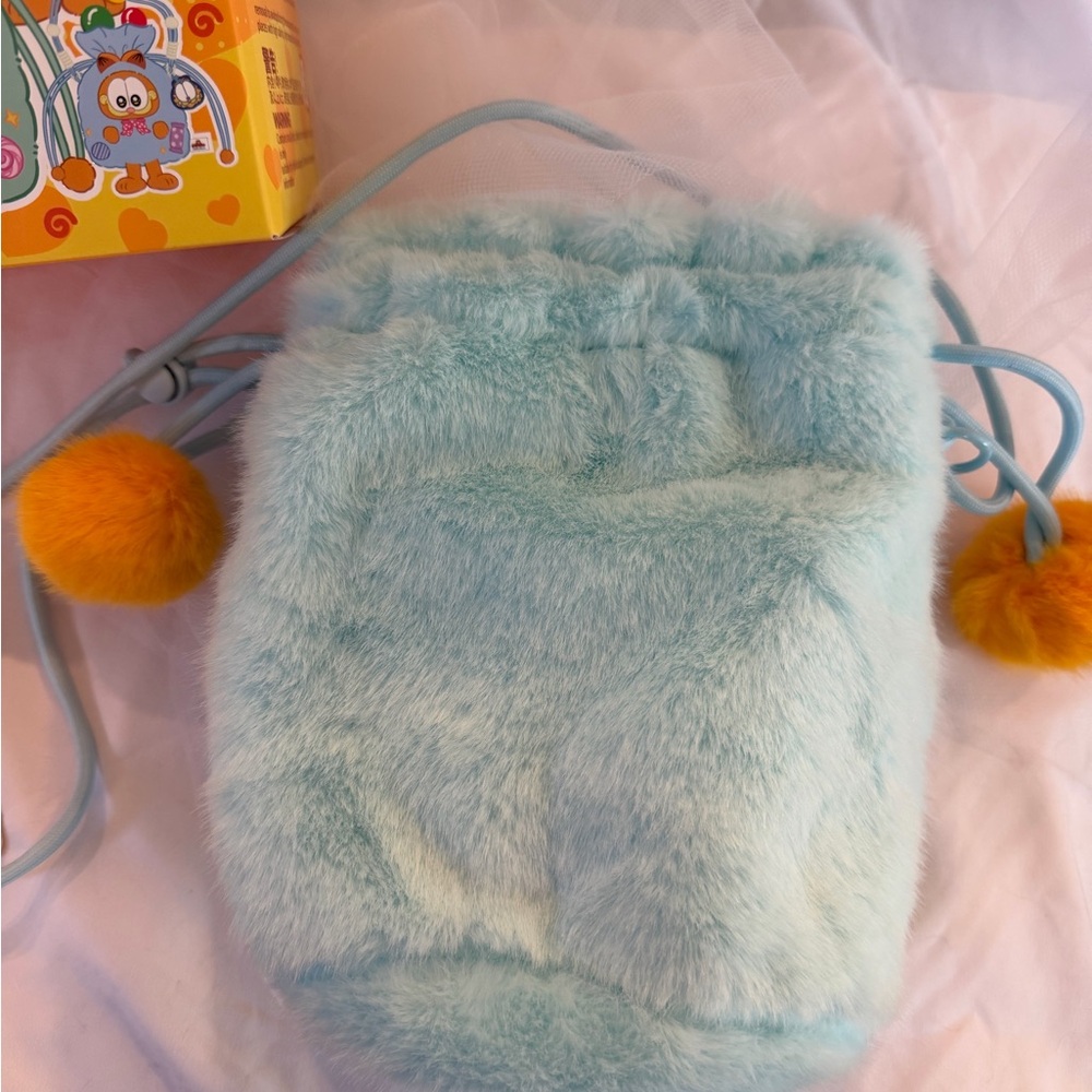 Garfield Lucky Bag Plush Crossbody Bag - Picture 5 of 5